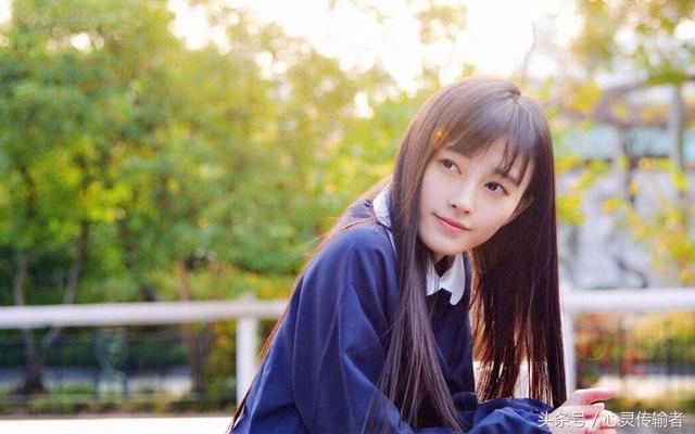 4000年一遇的鞠婧祎身穿裹胸上台，性感身材美腿吸引眼球