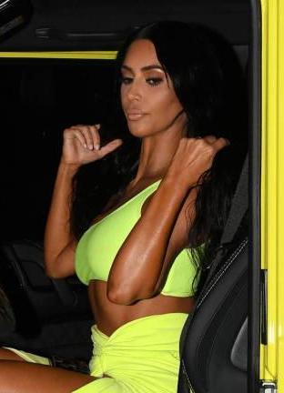 金卡戴珊全身只靠两块布遮住，不小心露出底裤，羞得人不敢看