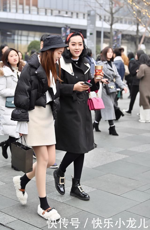 #身儿搭配#街拍:穿了这么多年的袜子,真的穿对了吗?今年袜子露一截才时髦