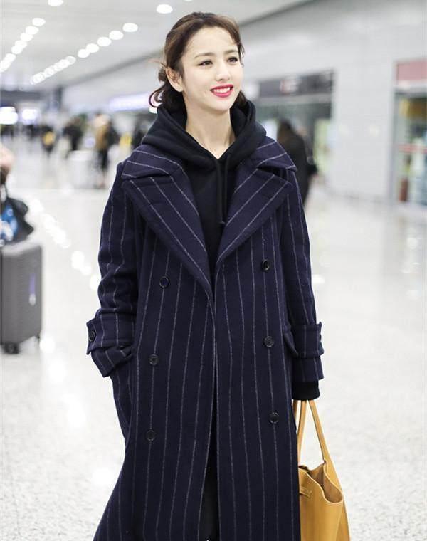 43岁马伊俐撞衫29岁的佟丽娅,一样的大衣却穿出不一样的感觉