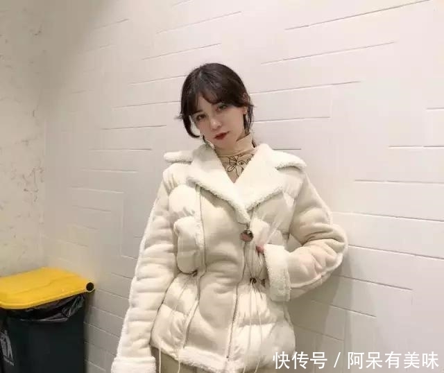 「迷人」再见了,呢子大衣!过年穿:羊羔毛外套+烟管裤,时髦美嫩特迷人
