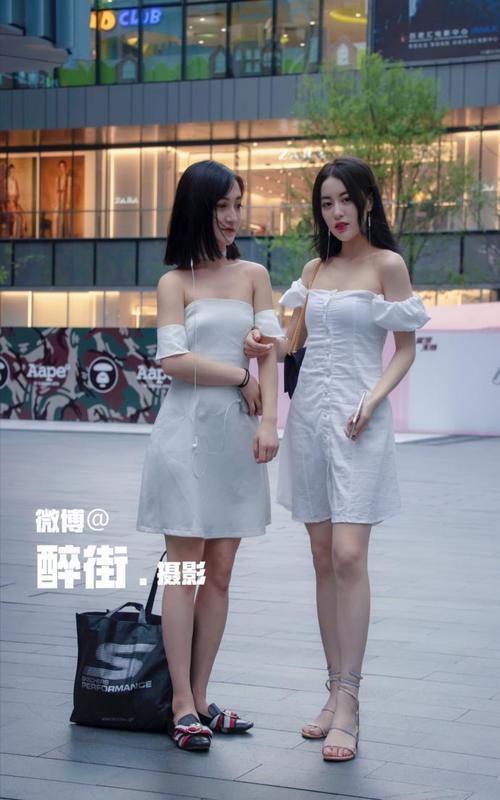 路人街拍，小姐姐身穿素雅甜美的白色一字肩短裙，清凉性感