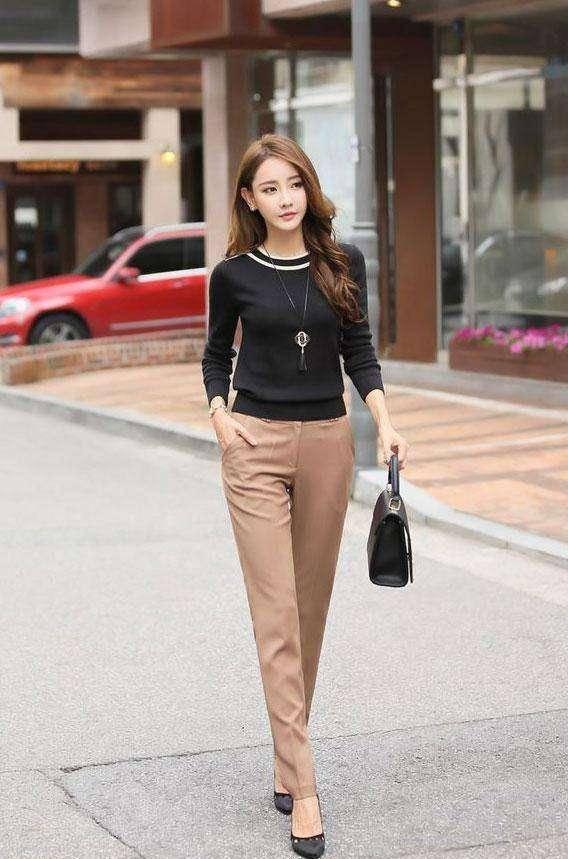 紧身裤能够修饰腿部的曲线，别有一番风情，能很好的诠释这种柔情