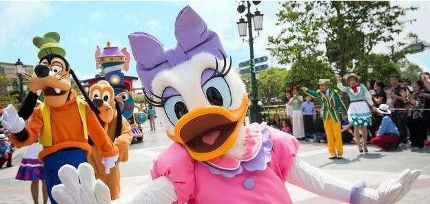 迪士尼受人争议，游客进园都要被搜身，这个地方真的值得去吗？