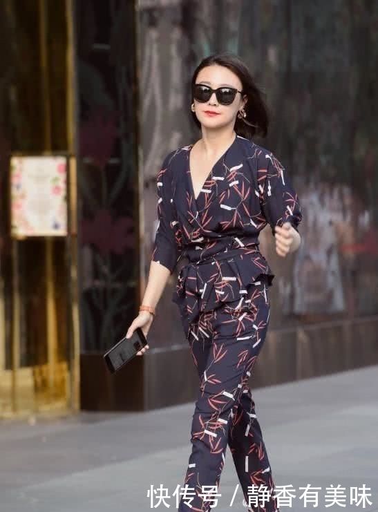 气质：能够更好的展现出女人的美丽，街拍：清爽大气展现清新淡雅的气质