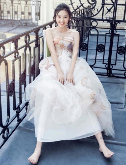 唐艺昕身穿薄纱礼服美炸天，褶皱胸口大秀事业线，网友：张若昀不