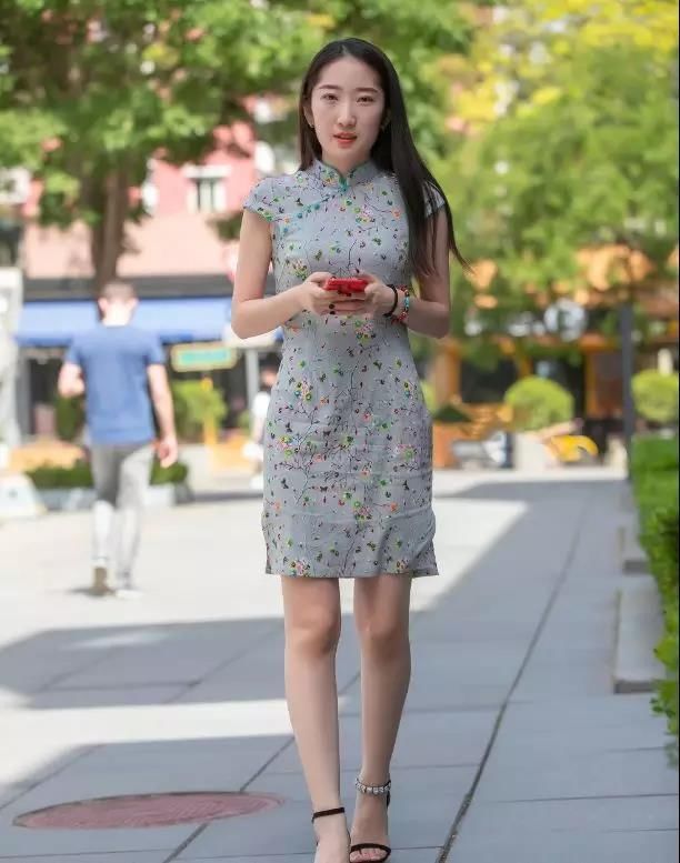 街拍：紧身旗袍，长发美