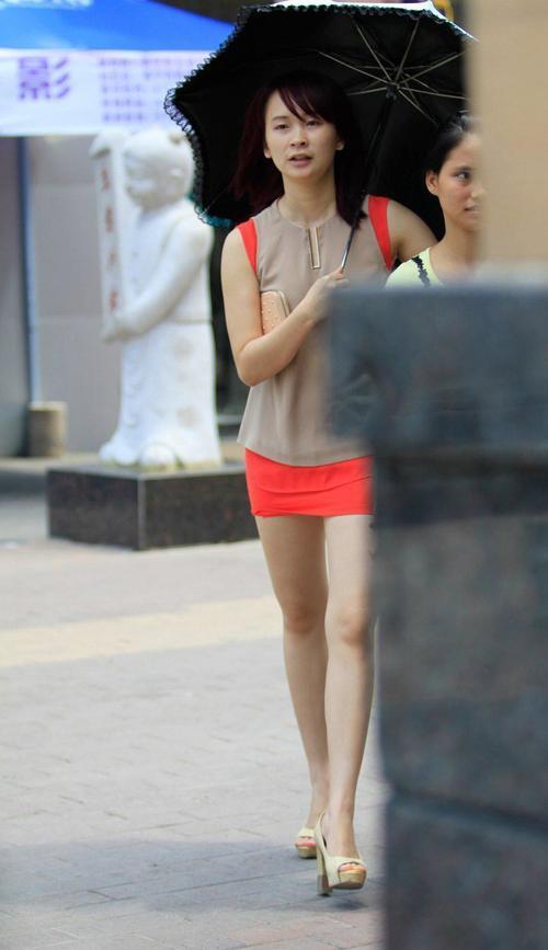 街拍：粉红色紧身短裙靓丽美女，洁白笔直的双腿让人无比着迷