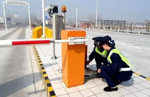  交警|免费“蹭”ETC是什么神操作？交警：拉入黑名单！罚款扣分