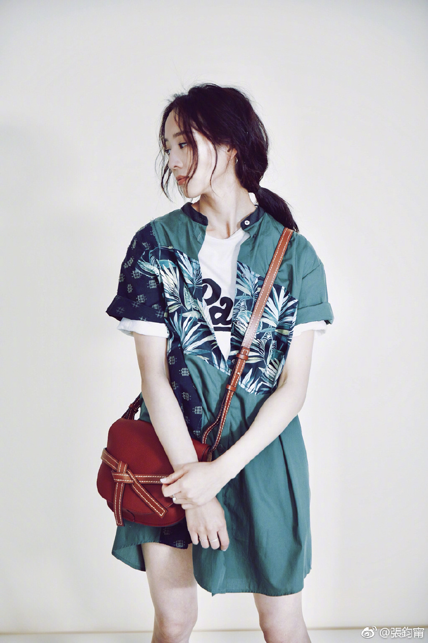 张钧甯胆真大！胸前只用一块布遮着，网友：你确定不会走光吗？