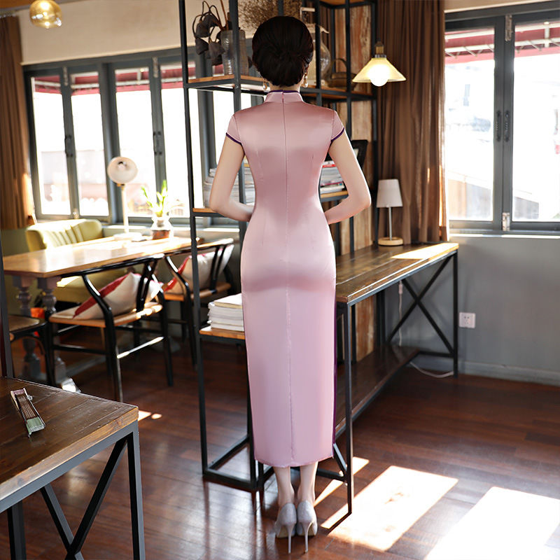 如今的女人胆真大，穿这样性感的旗袍就直接出门，简直挪不开眼