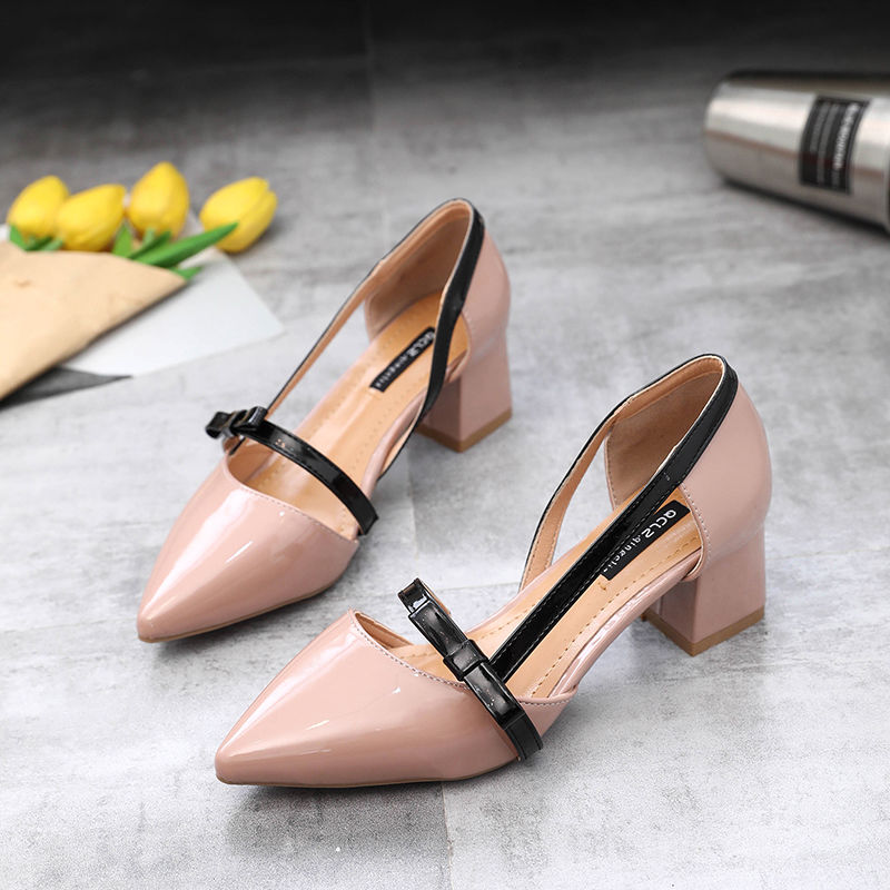 新出炉“铆钉高跟鞋”，比妈妈鞋还舒适，比奶奶鞋更时髦，贼洋气