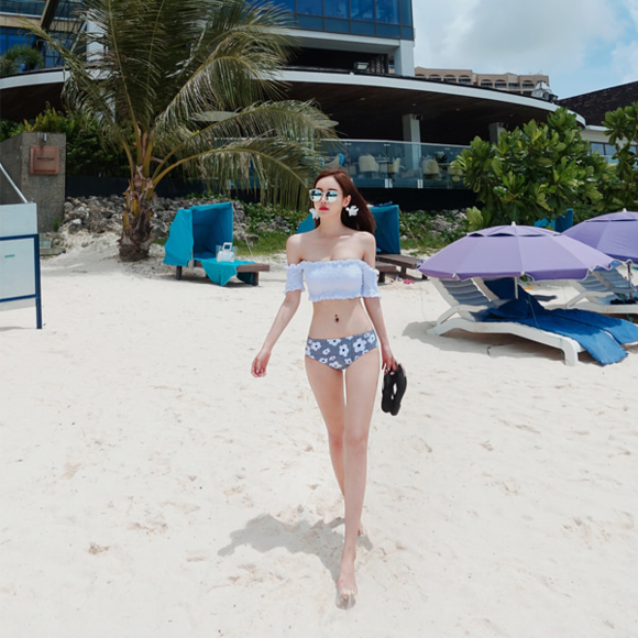 女神孙允珠,云彩烟花白茉莉梦露抹胸泳衣