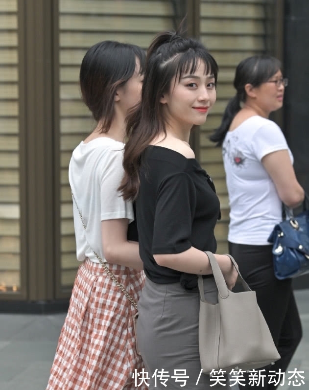 『假闺蜜』街头又来一对“冒牌闺蜜”我比你矮8公分,但我们的腿一样长