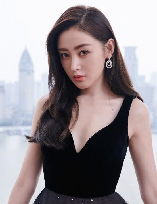 张天爱太有心机了，这是故意在裙子上泼了些牛奶吗?竟意外好看!