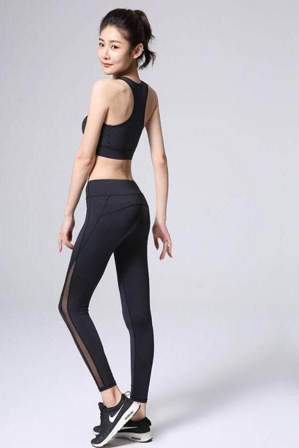 皮肤白皙的抹胸装小姐姐瞬间拥有女神范儿，显得优雅迷人！