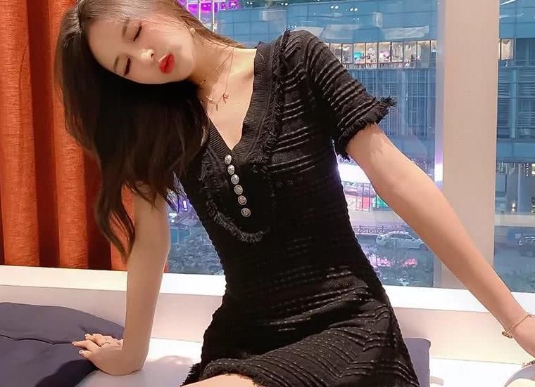  女人@春暖花开,爱美的女人都穿套装裙,简单好看还减龄,洋气的不得了