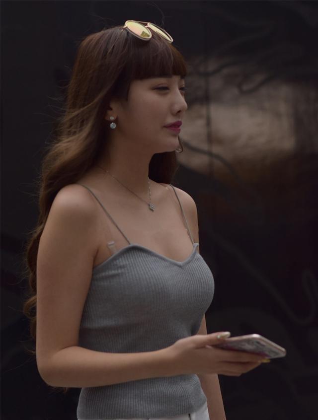 「偶遇」街拍偶遇热裤灰色吊带装可爱美女,笑容好甜美!