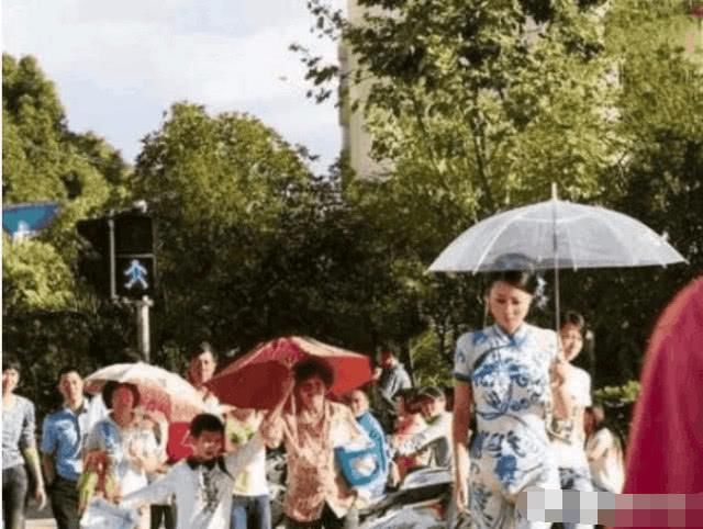 妙龄少女做人体彩绘模特,没有衣物遮拦她依旧敢上街