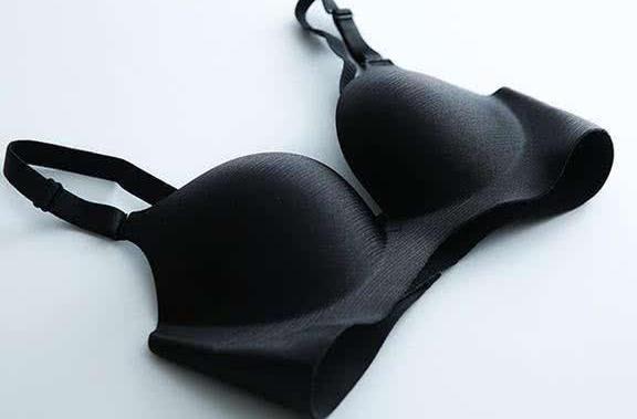 为什么很多女生会在白色或者浅色衣服里穿黑色内衣