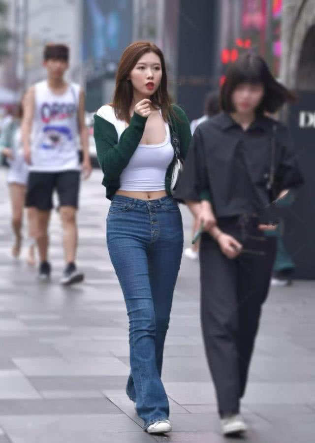  『小姐姐们』街拍：休闲的牛仔裤穿搭，气质又有魅力！
