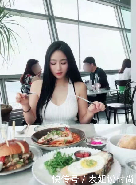 韩国健身女神秀性感身材，傲人身材让人目不转睛，我想做你球迷