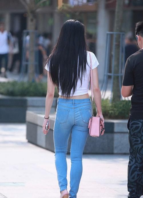 独显:街拍:小姐姐上衣v领的设计结合,让她看上去独显韵味