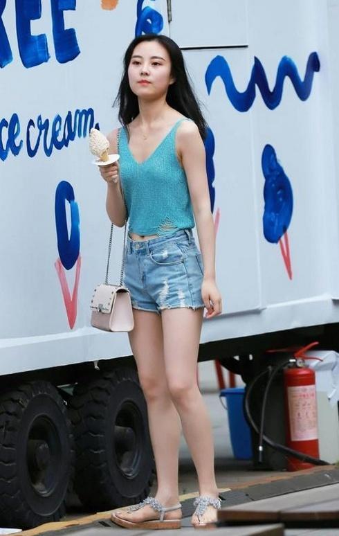  「花开」街拍人见人爱，花见花开的清纯美女，真是让人百看不厌