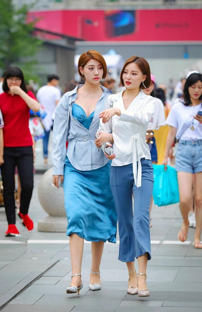 街拍:别具一格的打底裤小姐姐自带魅力属性，整体十分吸睛迷人!