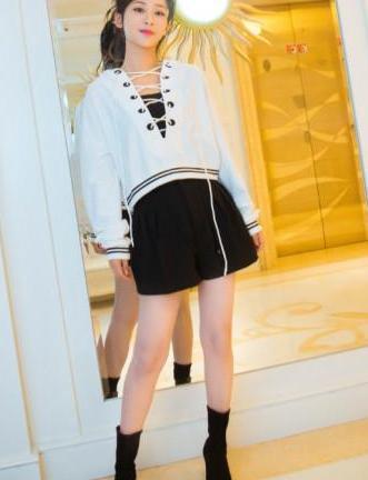 杨紫绑马尾辫亮相，发量惊人让人不敢信，这是偷偷用了生发剂了吗