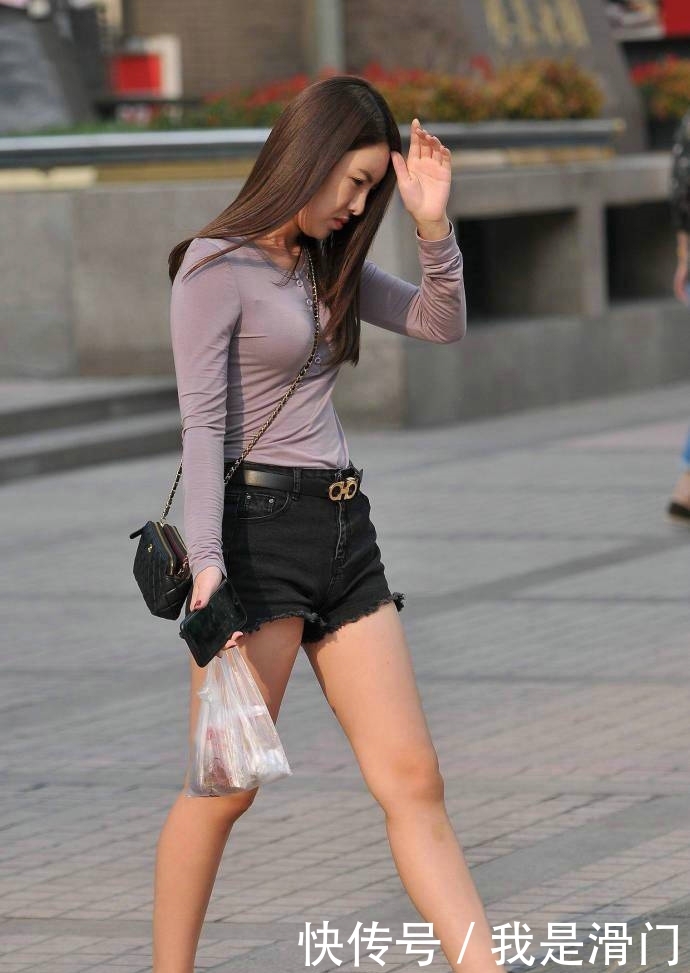 「热裤」街拍:时尚潮流的热裤,穿在身上拉高你的腿型,展现迷人的身材