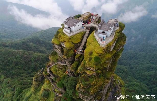 中国最惊险寺庙:悬在2493米的悬崖边,一座桥连接两座山