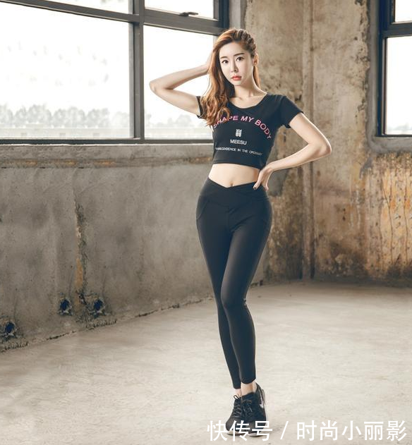 紧身打底裤:帅气潇洒的年轻美女,穿搭时髦,尽显浪漫魅力!