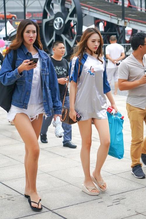 上海街拍：肤白貌美时尚感十足的姐姐 笑容非常的迷人