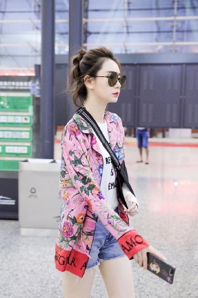 戚薇为显腿长真拼！短裤穿成“三角区”坐下来的瞬间好尴尬！