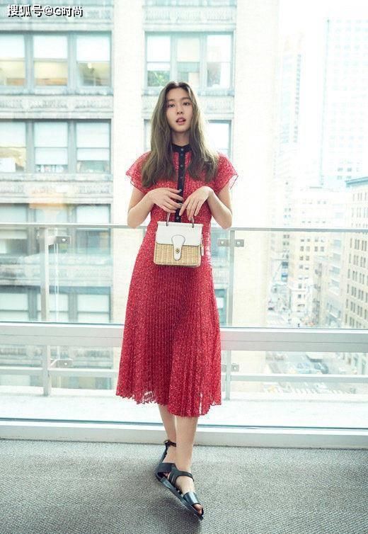 『身穿』选条清新的碎花连衣裙 优雅又有女人味 小仙女范十足