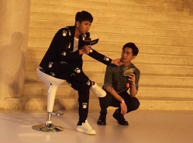 张若昀一堆白鞋只钟爱这双，却不是唐艺昕送的，而是他？