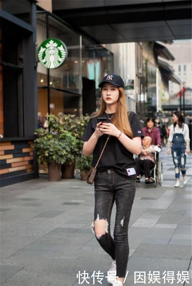  个性：路人街拍，美女非常漂亮非常个性，穿淡蓝色吊带上衣，性感休闲