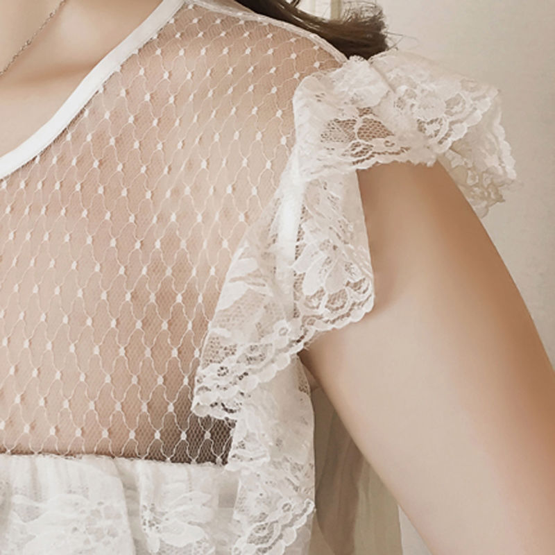 蕾丝花边的裙子更显女性魅力，就算是宝妈穿着也会很优雅