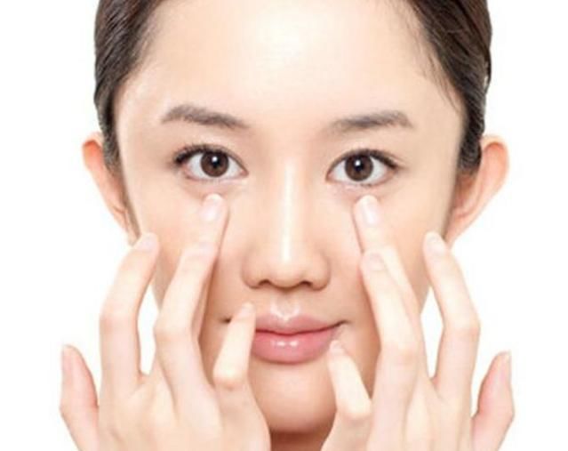 女人过了40岁，多按面部这3个“美容穴”，让你比同龄人显年轻！