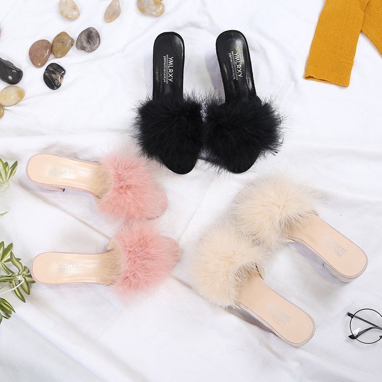 难怪呢!小姨不穿高跟鞋了，穿上时尚凉拖，显得脚更白嫩呢