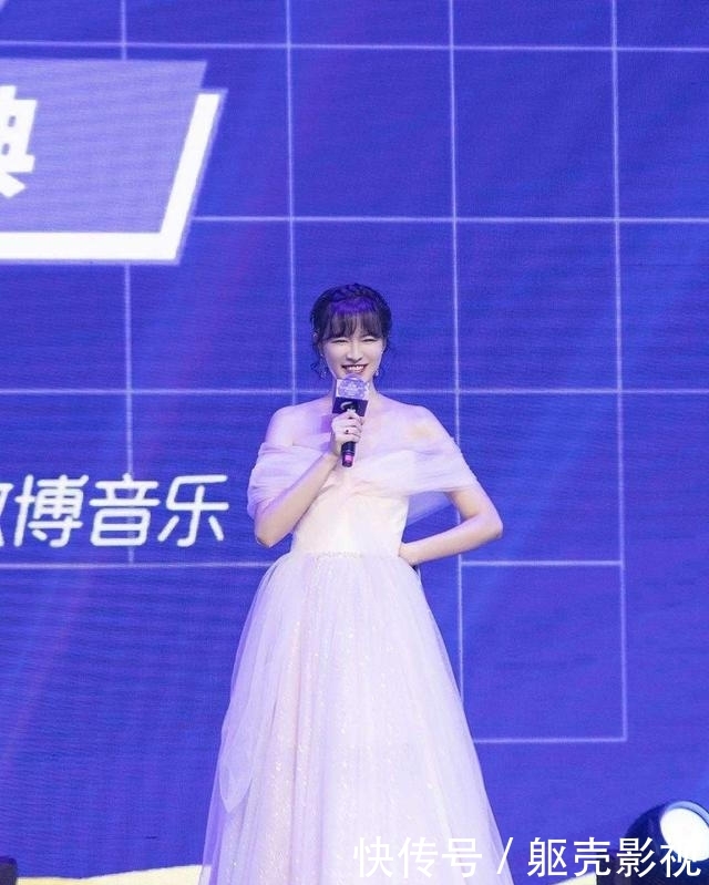  最合适■李艾不像生过娃的样！齐刘海清纯可人，当妈后气质更甜美了