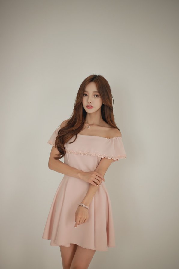 美女时尚穿搭:园艺刺绣边抹胸恬静曼妙洋裙