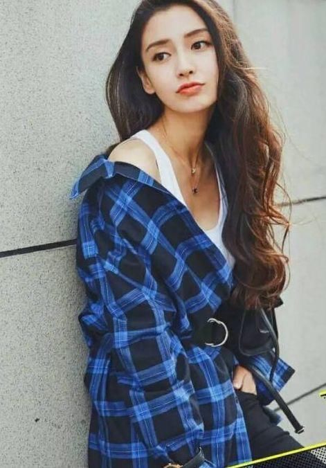 29岁杨颖真会穿！一袭深V吊带长裙端庄优雅，网友：黄晓明好福气