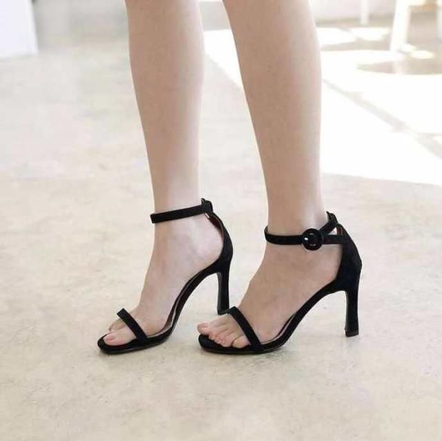 甜美的一字带高跟鞋，洋溢着满满的活力