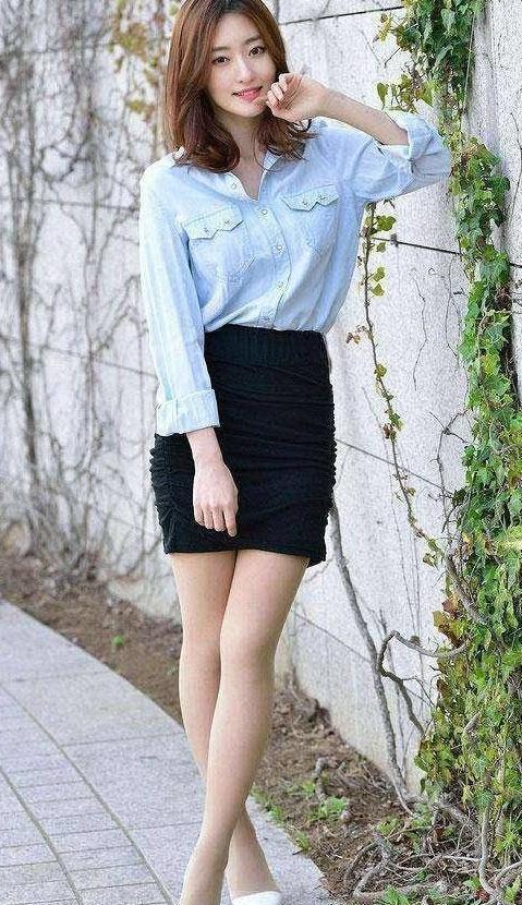 满屏“美腿季”, 俏皮紧身裤秀出纤细长腿，完美修饰女性曲线