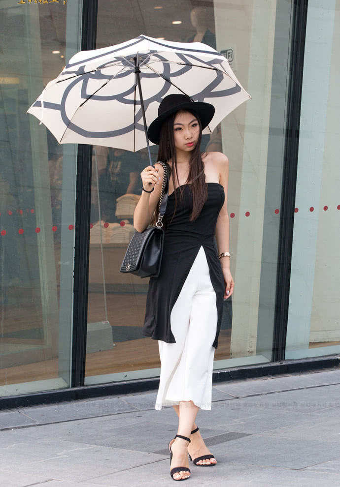 街拍：穿着时尚黄金比例身材的小姐姐，美丽时尚性感大方！