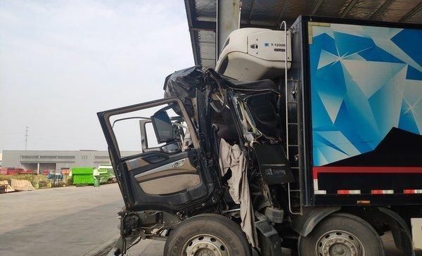 堪称教科书式追尾,这台卡车的驾驶室后移有点