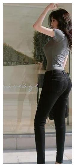 街拍：紧身牛仔S曲线，肤白腿长真俊俏，美女交个朋友可好？