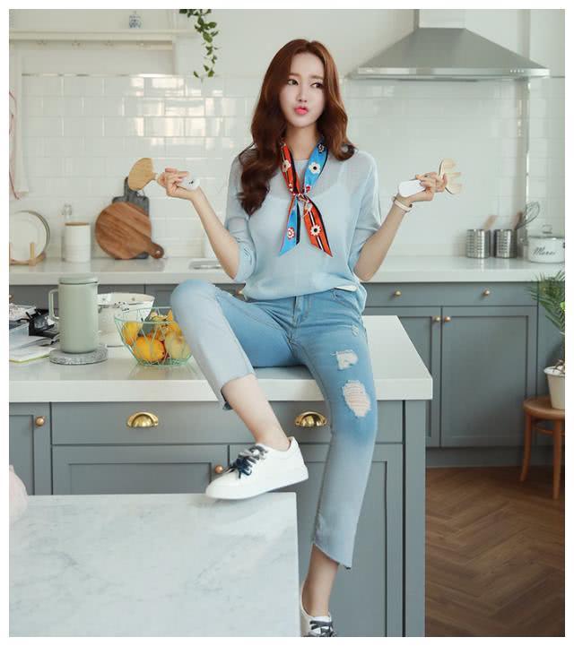 长发妹子穿紧身牛仔裤展示好身材,简单装扮便可轻松出门